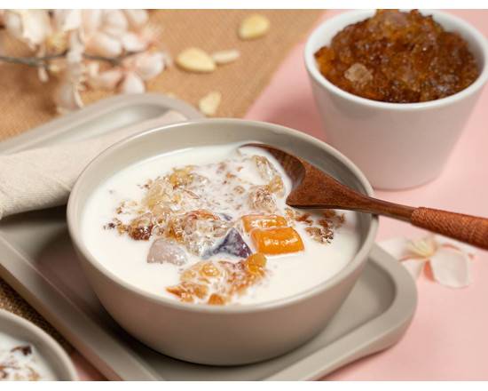 Taro Balls & Peach Resin in Almond Tea 杏仁桃膠芋圓